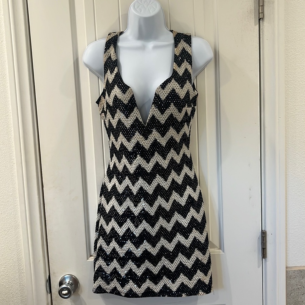 EUC-(L)  Black & white sequins dress 🪩